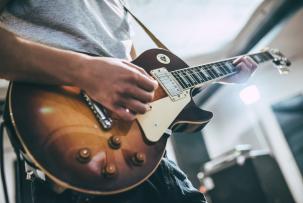 5 Tips Belajar Gitar untuk Pemula dengan Mudah