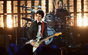 Berikan Gitarnya ke Fans Difabel