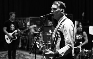 Jelang Konser Tribute Chester Bennington, Matt Skiba Unggah Video Latihan