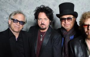 Toto Balas Weezer dengan Cover ‘Hash Pipe’