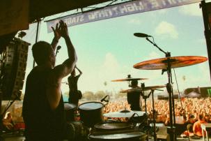 cara membantu musisi