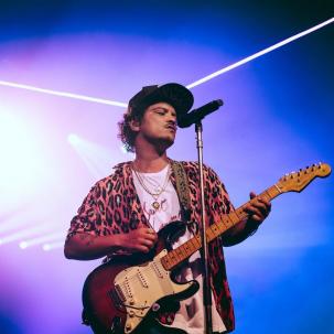 Melihat Bruno Mars Menari di Game Fortnite
