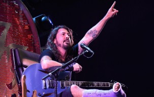 Patah Kaki Cuma Konspirasi? Dave Grohl Jawab Balik dengan Lelucon