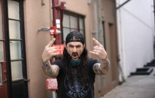 Mainkan Drum Kit ‘Hello Kitty’ dalam Konser The Winery Dogs